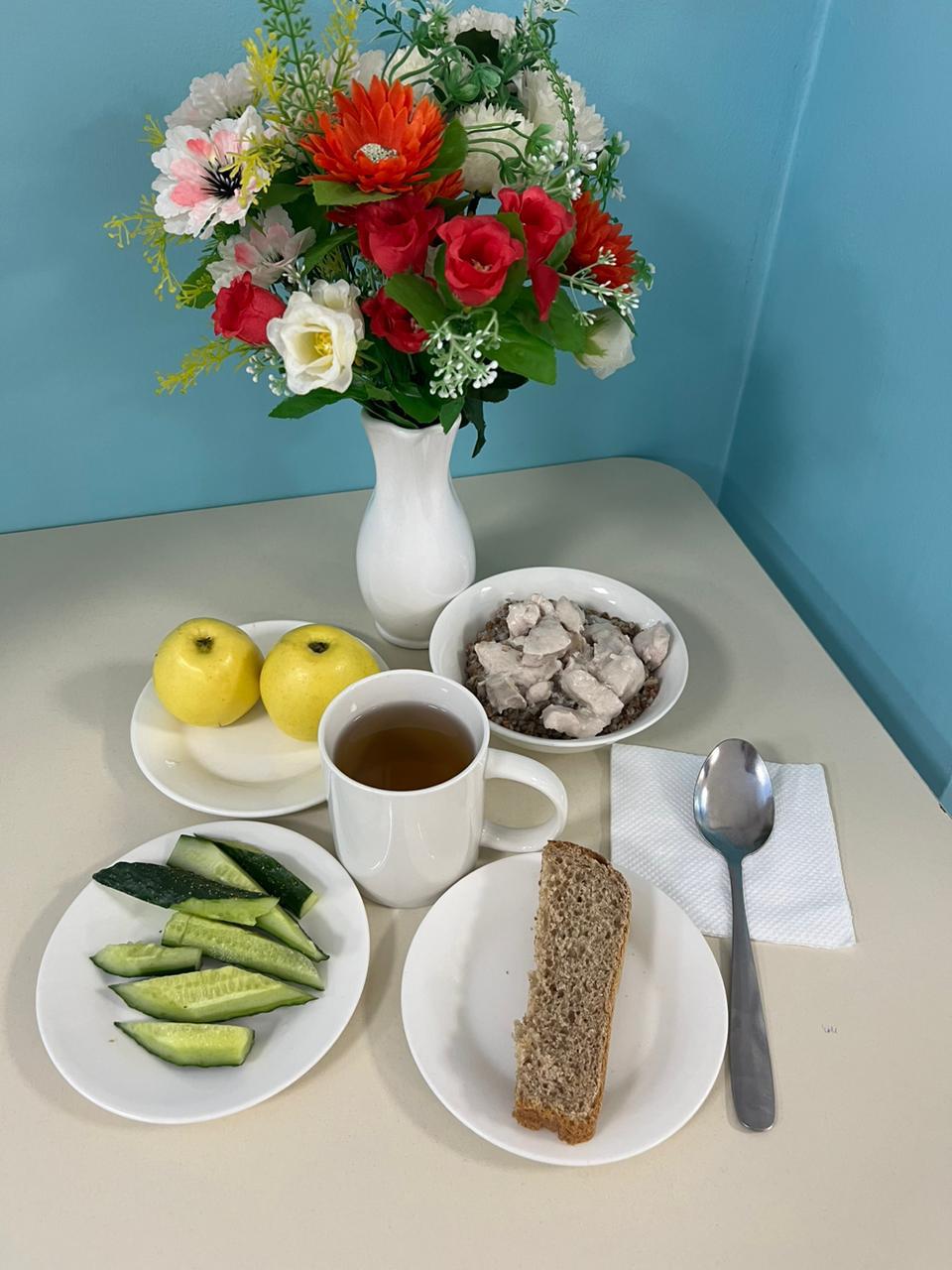 Қияр салаты. Қаймақтағы тұздықта пісірілген тауық еті. Қоспа: қарақұмық. Табиғи шырын. Қара бидай наны.